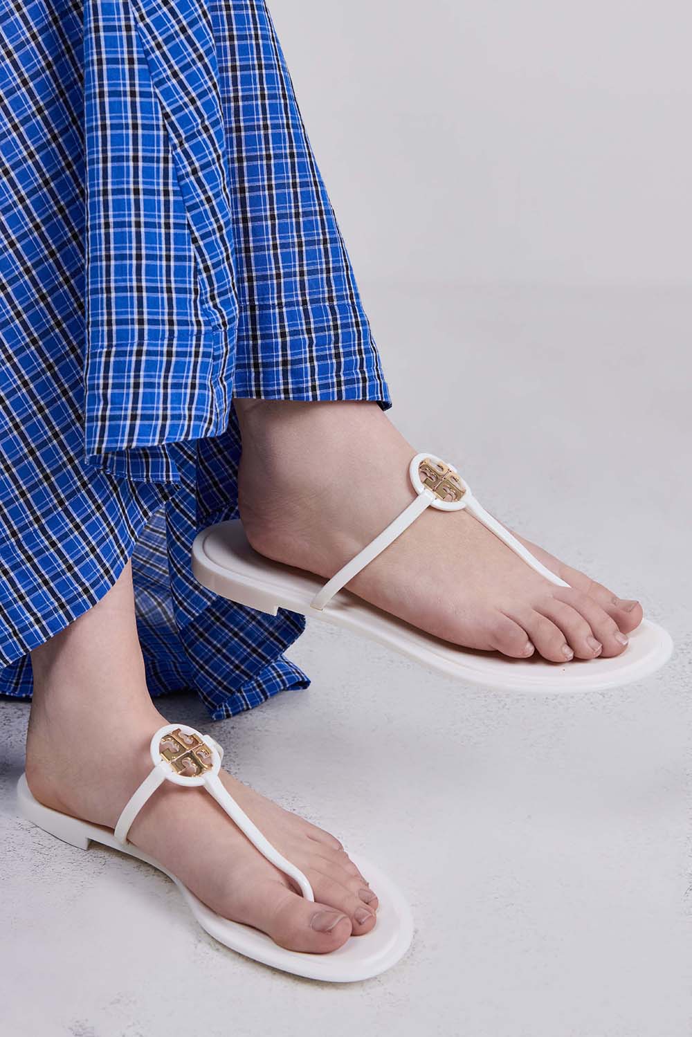 תמונת כל הלוק של כפכפי אצבע מיני מילר ג'לי